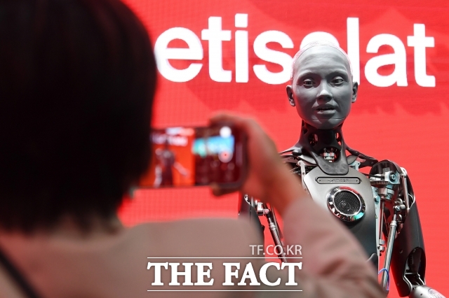 고용노동부는 12일 서울고용센터에서 열린 AI로 여는 고용서비스 오픈토크에서 신규 AI 고용서비스 4종을 선보였다. 사진은 E&의 인공지능(AI) 휴머노이드 로봇 아메카. / 본사 DB