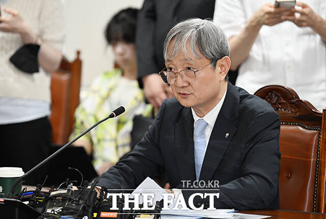 12일 금융권에 따르면 이찬진 금융감독원장은 이날 금융감독원 노동조합과 면담을 통해 금융당국 조직개편안에 대한 첫 입장을 내놓았다. 사진은 이찬진 금융감독원장이 지난달 28일 오후 서울 중구 은행연합회에서 열린 은행장 간담회에 참석해 모두발언을 하고 있는 모습. /박헌우 기자