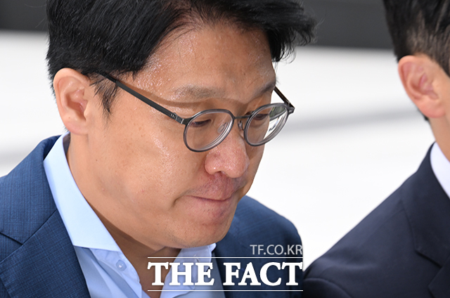 공천개입 의혹을 받는 김상민 전 부장검사가 9일 오전 서울 종로구 KT광화문빌딩 웨스트에 마련된 김건희특검 사무실로 출석하고 있다./박헌우 기자