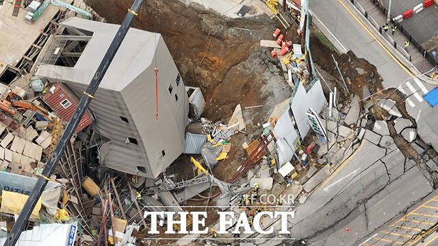 경기 광명시 신안산선 지하터널 공사현장 붕괴 사고 이틀째인 지난 4월 12일 오전 실종된 50대 근로자를 구조하기 위한 수색 작업이 이어지고 있다. /장윤석 기자