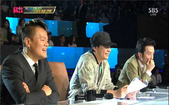 K-POP을 대표하는 두 거물 프로듀서 박진영(왼쪽)과 양현석(가운데)이 극명히 다른 길을 걷고 있다. JYP엔터테인먼트 창립자 박진영은 대통령 직속 대중문화교류위원회 공동위원장으로 내정돼 ‘장관급’ 위상에 올랐고, YG엔터테인먼트 총괄 프로듀서 양현석은 대법원에서 징역 6개월, 집행유예 1년을 확정받으며 법적 굴레에 묶여 있다. 사진은 K팝스타3의 심사위원으로 활동할 당시 모습./ SBS K팝스타3 방송 캡처