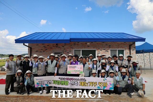 전남개발공사가 11일 영호남 행복동행하우스 5호점 준공식을 개최하고 기념사진을 찍고 있다./전남개발공사