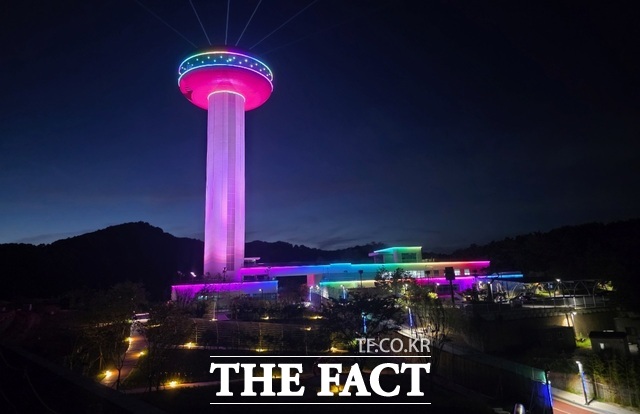 예당호 전망대 야간 경관 조명 모습. /예산군