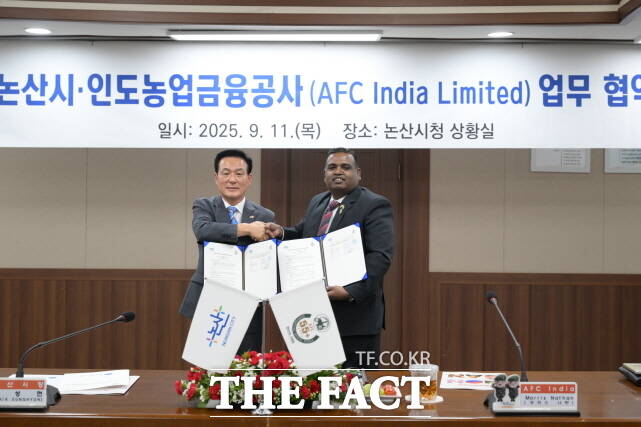 논산시가 11일 시청 상황실에서 인도 농업금융공사와 농산물 수출 업무협약을 맺고 있다. /논산시