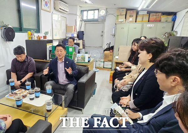 서철모 대전 서구청장이 11일 관저동 골목상권을 찾아 상인들과 간담회를 열고 상권 활성화 방안을 논의했다./대전 서구