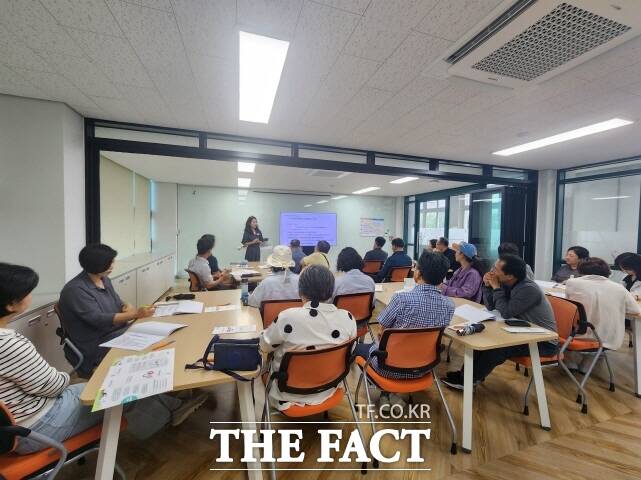 수업 중 함께 나눌 간송 전형필의 수장고 속 보물 수업장면. /세종시교육청