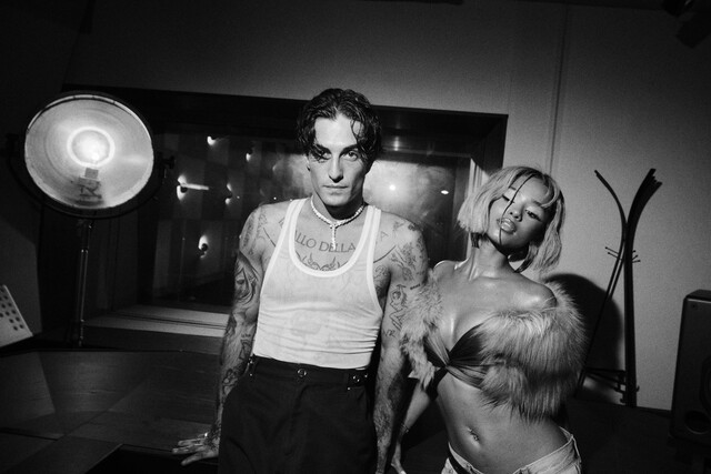 록밴드 모네스킨의 보컬 다미아노 다비드가 신곡 5곡을 추가한 솔로 앨범 퍼니 리틀 피어스 드림스 확장판을 12일 오전 8시 전 세계 동시 발매했다. 이번 앨범의 신곡 토크 투 미에는 글로벌 팝스타 타일라와 기타리스트 나일 로저스(Nile Rodgers)가 참여했다./소니뮤직코리아