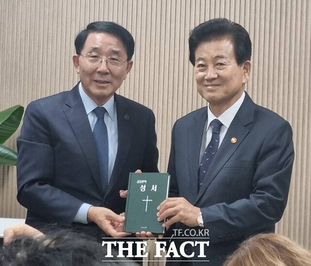 정동영 통일부 장관(오른쪽)은 12일 남북이 통일을 지향하는 특수 관계지만 국제법적으로나 국제 정치적으로나 두 국가라고 밝혔다. 사진은 정 장관이 이날 오후 한국기독교회관에서 한국기독교교회협의회(NCCK) 총무인 김종생 목사를 예방한 모습. /종로=김정수 기자