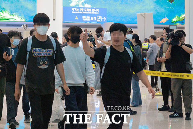 미국 이민 당국의 단속으로 체포·구금되었던 우리 국민 316명이 전세기편으로 무사히 귀국했다. 사진은 미국 조지아주에 구금됐던 한국인 근로자들이 12일 인천국제공항 제2여객터미널로 귀국하는 모습. /박헌우 기자