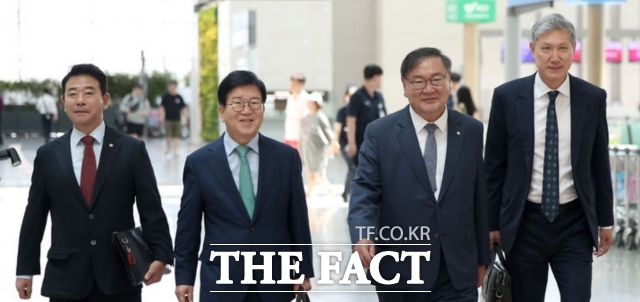 노재헌(맨 오른쪽) 동아시아문화재단 이사장이 지난달 24일 (왼쪽부터) 박정 더불어민주당 의원, 박병석 전 국회의장, 김태년 더불어민주당 의원과 함께 대통령 중국 특사단으로 인천국제공항을 통해 출국하고 있다. /뉴시스