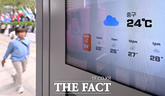 전국 대부분 지역에 선선한 초가을 날씨가 이어지는 12일 오전 서울 시청 인근에 설치된 전광판에 오늘의 기온이 보이고 있다.