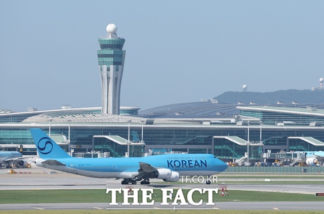 미국 이민 당국의 단속으로 구금됐던 국민 316명을 태운 전세기가 12일 오후 인천국제공항에 도착했다. /뉴시스