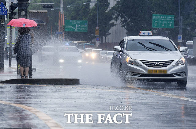기상청에 따르면 12일 오후 6시부터 자정까지 경기 안산·시흥·수원·오산·평택·용인·안성·화성, 충남 아산·예산·태안·당진·서산·보령·서천·홍성, 인천(강화 외)에 호우 예비특보가 내려졌다. /배정한 기자