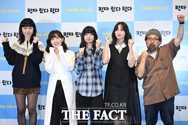 배우 배두나와 마에다 아키, 세키네 시오리, 카시이 유우, 야마시타 노부히로 감독(왼쪽부터)이 12일 오후 서울 강남구 메가박스 코엑스점에서 열린 영화 린다 린다 린다 의 언론시사회 및 기자간담회에 참석해 포즈를 취하고 있다. /이새롬 기자