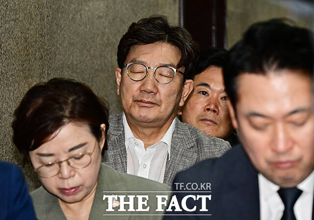 권성동 국민의힘 의원이 3일 오후 서울 여의도 국회 원내대표실 앞 복도에서 내란 특검의 압수수색 시도를 저지하기 위해 농성을 벌이고 있다. /국회=배정한 기자