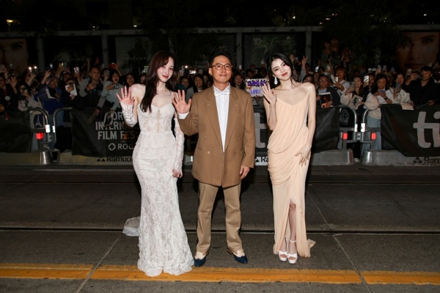 배우 전종서와 이환 감독, 한소희(왼쪽부터)가 프로젝트 Y로 제50회 토론토영화제를 빛냈다. /플러스엠 엔터테인먼트