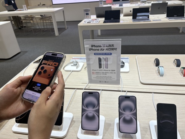 전국 에이스토어 74개점에서 오는 18일까지 아이폰 17시리즈 등 애플 신제품 사전 예약을 진행한다. /이마트