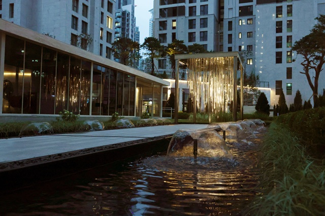 사일로랩의 작품 잔별은 리플레션 가든 내 미러 폰드 위에 설치돼 있다. /롯데건설