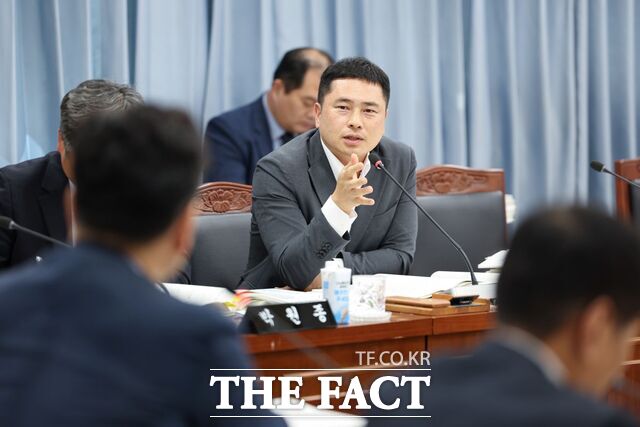 임형석 전남도의원이 10일 전남도의회 교육위원회 회의에서 전남도교육청의 업무를 보고받고 황성환 부교육감에게 질의하고 있다./전남도의회