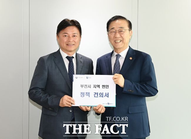 조용익 부천시장(왼쪽)이 김윤덕 국토부 장관에게 부천시 주요 사업에 대한 정부 지원을 요청했다./부천시