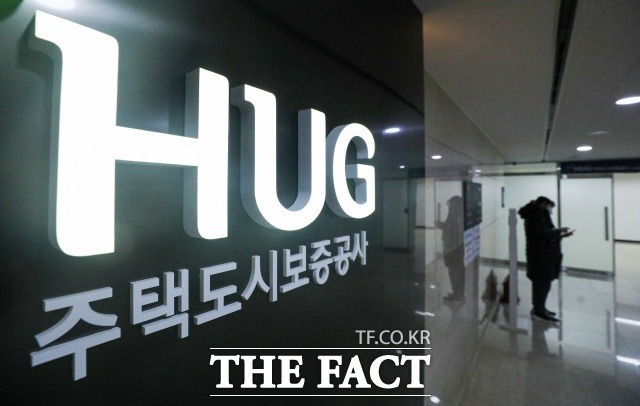 HUG가 강원 강릉 지역의 극심한 가뭄으로 피해를 입은 주민들을 지원하기 위해 전국재해구호협회를 통해 2000만원의 성금을 전달했다. /뉴시스
