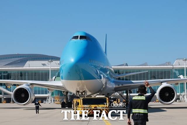 미국 이민 당국의 단속으로 구금됐던 우리 국민 316명이 12일 안전하게 귀국했다. 이들을 태운 대한항공 전세기는 이날 오후 3시 30분께 인천국제공항에 착륙했다. 사태 발생 8일 만이다. /뉴시스