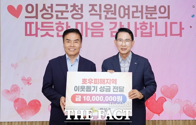 서산시청 시장실에서 11일 열린 경북 의성군청 직원 일동이 모금한 어려운 이웃돕기 성금 1000만 원을 김상협 의성군청 안전환경국(왼쪽)이 이완섭 시장에게 전달하고 기념촬영을 하고 있다. /서산시.