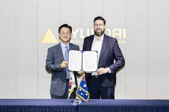 현대건설 계동 본사에서 현대건설 김경수 글로벌사업부장(왼쪽)과 오스넷 조나단 디실바(jonathan DSylva) 인프라 개발책임자가 업무협약을 체결한 후 기념사진을 촬영하고 있다. /현대건설