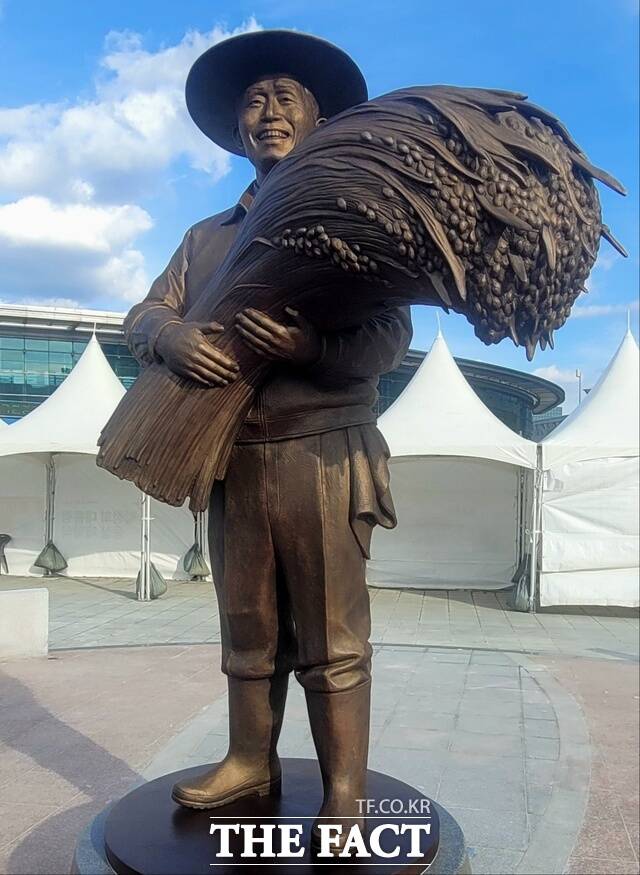 동대구역 광장에 세워진 박정희 전 대톨령 동상. / 더팩트 DB