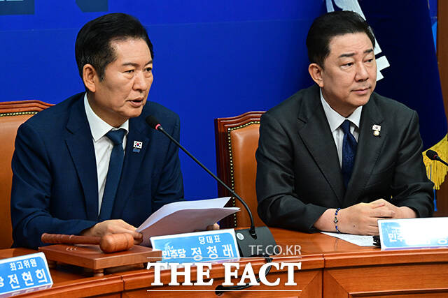 정청래 더불어민주당 대표가 12일 3대 특검법 개정안에 대한 여야 합의를 뒤집고 특검 수사 기간 연장·인력 증원 조항을 원안대로 처리한 데 대해 당 방침에 협조해준 의원들에게 감사하다고 밝혔다. 사진은 정 대표와 김병기 원내대표./남윤호 기자