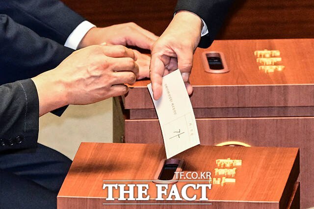 권성동 국민의힘 의원이 11일 오후 서울 여의도 국회에서 열린 본회의에서 자신의 체포동의안에 대해 찬성을 의미하는 가를 적어 투표하는 모습. /남윤호 기자