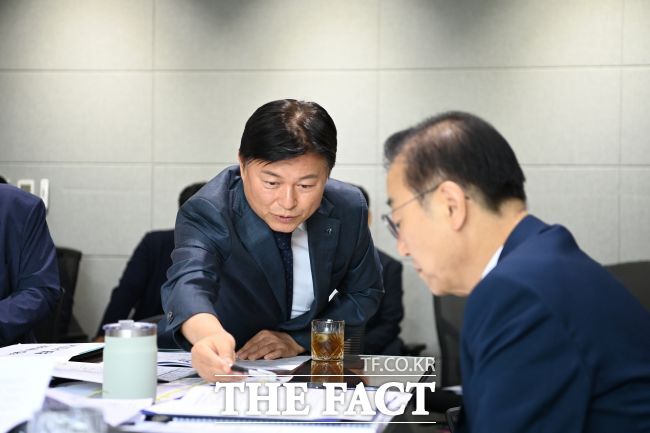 조용익 부천시장(왼쪽)이 김윤덕 국토부 장관에게 부천시 주요 사업에 대한 정부 지원을 요청했다./부천시