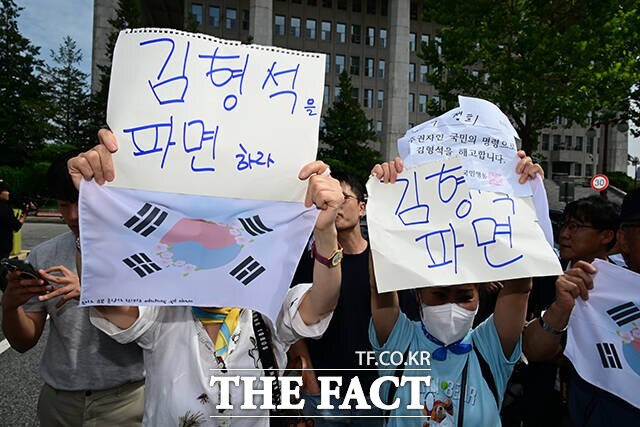 8일 서울 여의도 국회에서 김형석 독립기념관장의 사퇴를 촉구하는 시민단체 회원들이 기자회견을 마친 김 관장을 향해 사퇴를 촉구하는 모습. /남윤호 기자