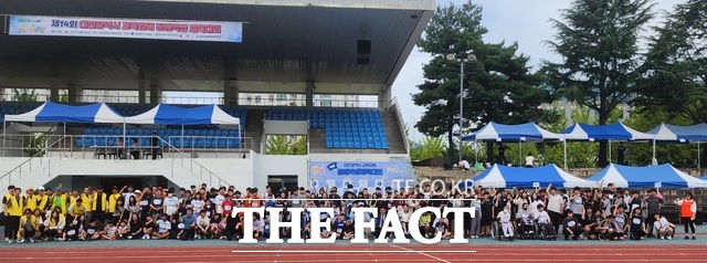 12일 충남대 종합운동장에서 열린 제14회 대전시교육감배 장애학생체육대회 개회식에 참가한 학생들이 기념촬영을 하고 있다. /대전시교육청