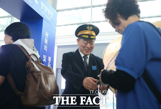 박승원 광명시장이 KTX광명역에서 출발하는 평화열차 역무원이 돼 탑승 시민들을 반기고 있다./광명시