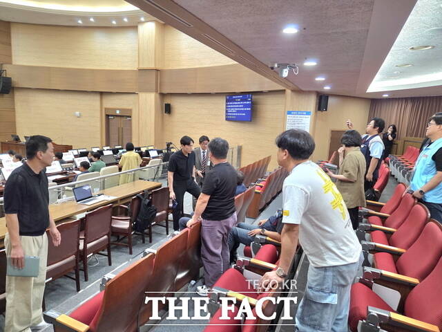 충남 천안시의회 본회의장에서 시민단체와 더불어민주당 소속 의원들이 즉각 결의안을 상정하라며 강하게 항의하고 있다./정효기 기자