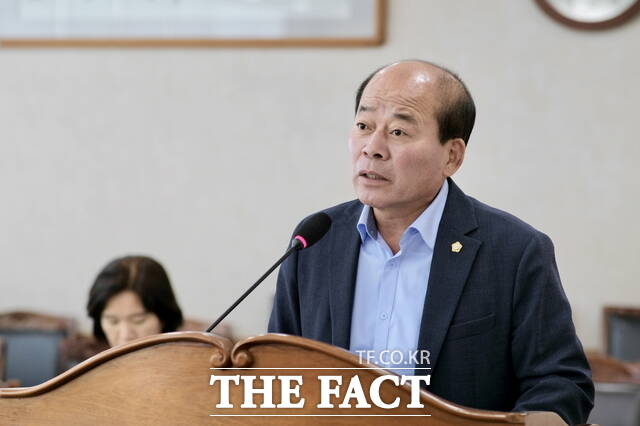 육종영 천안시의회 의원이 12일 열린 제282회 임시회 제2차 본회의에서 저소득층 치과 의료비 지원 조례 일부개정안과 관련해 발언하고 있다. /천안시의회