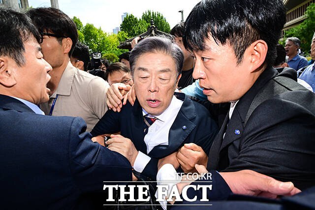 김형석 독립기념관장이 8일 서울 여의도 국회 소통관에서 기자회견을 마친 후 사퇴를 요구하는 시민단체의 항의를 받으며 이동하는 모습. /남윤호 기자