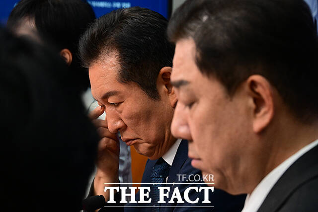 정청래 더불어민주당 대표(가운데)가 12일 오전 서울 여의도 국회에서 열린 최고위원회의에 참석해 생각에 잠겨있다. 오른쪽은 김병기 원내대표. /국회=남윤호 기자