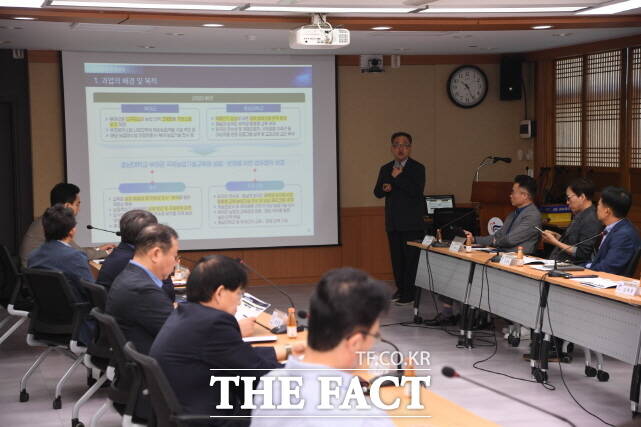 부여군이 11일 서동브리핑에서 국제농업기술교육원 기본계획 수립 용역 착수보고회를 열고 있다. /부여군