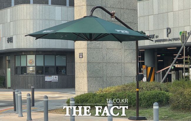 갈현동 지식정보타운에 신규 설치된 고정형 그늘막 모습./과천시