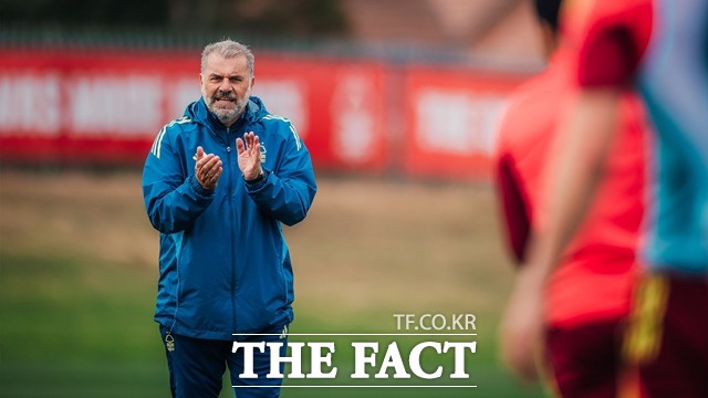 손흥민과 함께 유로파리그 우승을 이끌었던 안지 포스테코글루 감독이 토트넘에서 경질된 지 약 3개월 만에 노팅엄 포레스트 지휘봉을 잡고 13일 아스널과 데뷔전 훈련을 지휘하고 있다./노팅엄