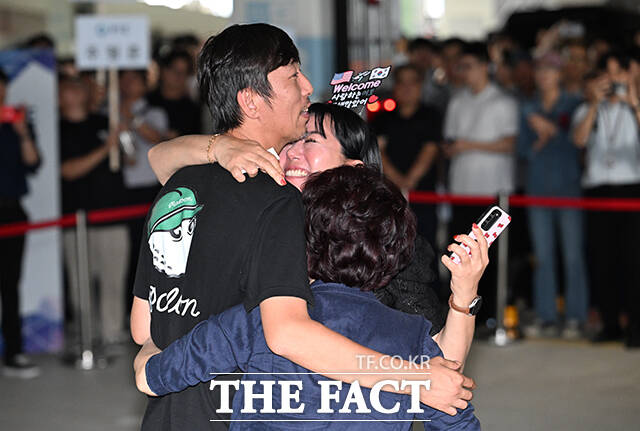 미국 조지아주 현대차그룹-LG에너지솔루션 배터리 합작 공장 건설 현장에서 구금됐다가 석방된 한국인 노동자들이 12일 오후 인천국제공항을 통해 귀국해 가족들과 인사를 나누고 있다. /인천국제공항=박헌우 기자