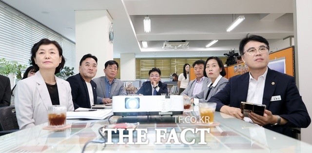 충남도의회 보건복지환경위원회 의원들이 11일 논산시에 위치한 충남남부노인보호전문기관을 방문해 운영 현황을 보고 받고 있다. /충남도의회