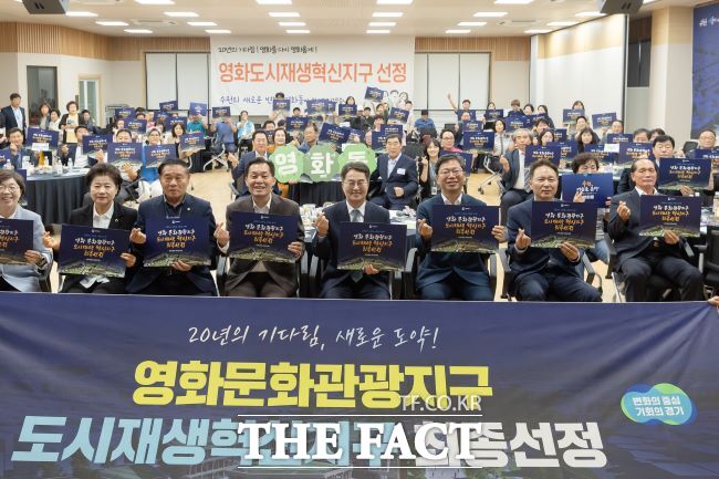 김동연 경기도지사가 12일 수원시 장안구 영화동 일원에서 열린 ‘도시재생 혁신지구 공모선정 현장 설명회’에서 기념촬영을 하고 있다./경기도