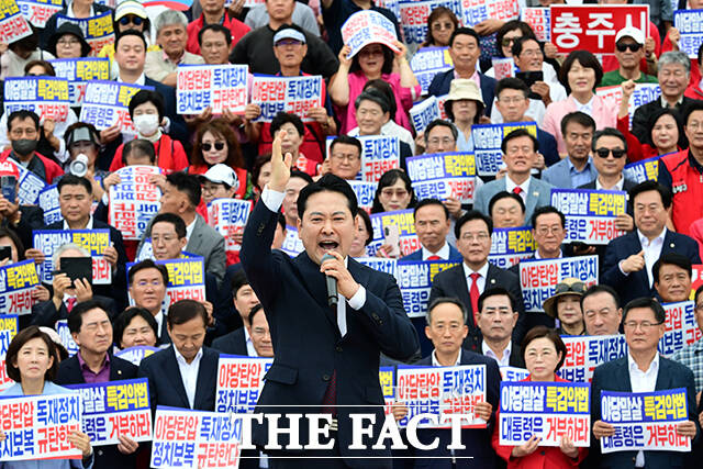 장동혁 국민의힘 대표가 12일 오후 서울 여의도 국회 본관 앞에서 열린 야당탄압 독재정치 규탄대회에서 규탄사를 하고 있다. /국회=남윤호 기자