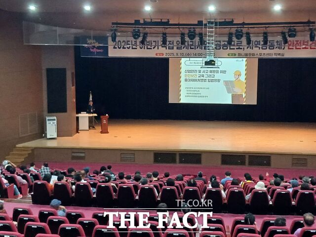 화순군이 하반기 공공일자리 사업 참여자를 대상으로 안전보건교육을 실시하고 있다. /화순군