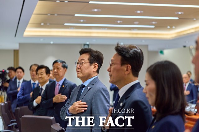 이재명 대통령은 12일 오후 강원지역 최전방 부대를 찾아 군의 대비태세를 점검하고 장병들을 격려했다. 이 대통령이 9일 오후 용산 대통령실에서 주재한 제41회 국무회의에서 국민의례를 하고 있다. /대통령실