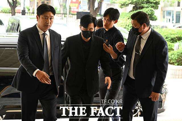 해외에서 명품 시계를 선물 받고 세관에 신고하지 않은 혐의로 기소된 양현석 YG엔터테인먼트 총괄 프로듀서가 7월 서울 마포구 서울서부지방법원에서 열린 공판에 출석하고 있다. /장윤석 기자