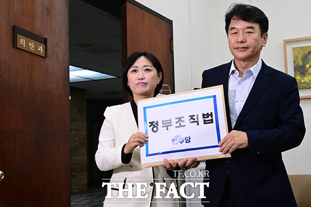 더불어민주당 문진석 원내수석부대표와 백승아 원내대변인이 12일 오전 서울 여의도 국회 의안과에 정부조직법 개정안을 제출하고 있다./국회=남윤호 기자